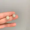 Brincos Minimalistas Únicos e Sofisticados com Pontos de Diamante, Pequenos e Elegantes, Simples e Modernos Versáteis Brincos de Tarraxa Meia Esfera Totalmente Cravejados de Diamante