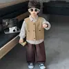 Conjunto de tres piezas de chaleco caqui para niños de otoño y primavera, nueva colección de otoño 2026, atuendo de streetwear moderno y genial para niños