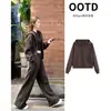 Conjunto de roupas esportivas marrom e cor de café para mulheres, incluindo um moletom e calça, perfeito para o outono, criando um visual elegante e que afina a silhueta com um toque casual inspirado na Coreia.