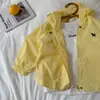 Roupas de Proteção Solar Infantil para Meninos Verão 2025 Novo Estilo Jaqueta com Capuz Infantil Leve para Bebês Cor Lisa Roupas de Proteção Solar para Meninas Respirável
