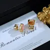 Pendientes de Trébol de Cuatro Hojas de Nácar Rosa Natural Moda Exquisita Micro-pavimentados con Circonita Tapones para Orejas de Gama Alta Originales Pendientes Retro Accesibles