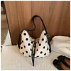 Bolso de hombro fresco y dulce de lunares para mujer, nuevo bolso de moda 2026 para debajo del brazo, bolso tote versátil de alta gama para el trabajo