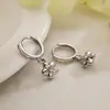 Aretes colgantes de flor estrella simple encantador de estilo europeo y americano nicho de alta gama versátil chapado en oro circonita