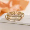 Anillo de Luz de Zirconia Incrustada en Oro Real Chapado en Cobre Transfronterizo Europeo y Americano Lujo Ligero Sensación de Alta Gama Anillo para el Dedo Joyería de Mano Versátil Fabricante Venta al por Mayor en Stock