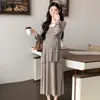 Atuendos de Estilo Francés para Mujeres Embarazadas Verano 2026 Estilo Coreano Protector Solar Cover-Up + Vestido de Tirantes Versátil para Maternidad Conjunto de Dos Piezas