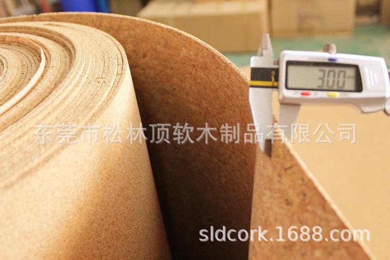 成卷大碎花软木卷材测量厚度