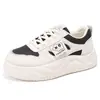 Zapatillas blancas de suela gruesa para mujer con un tacto cómodo, nuevos zapatos de moda para otoño de 2026, zapatillas casual versátiles estilo coreano MR055