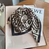 Bufanda cuadrada pequeña de celebridad de internet, nueva para otoño e invierno 2023, bufanda de algodón y lino con hebilla magnética exquisita para mujer, bufanda pequeña elegante, versátil, delgada