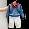 Suéter de punto estilo coreano para niños, nuevo de verano 2026, con cuello polo a rayas azules y pantalones casuales blancos de pierna ancha para niños