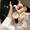 Relógio minimalista estilo coreano para mulheres, especificamente para meninas do ensino fundamental II e médio, ideal para provas, com um nicho estilo ins e design simples de quartzo.