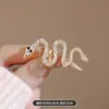 Broche Cobra Dourada Benmingnian Masculino e Feminino Novos Pequenos Broches Exquisitos Fivela Anti-desprendimento Moda Corsage Acessórios para Roupas