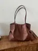Bolsa tote de grande capacidade para mulheres, adequada para o trajeto diário, estilo coreano, com uma estética retrô e elegante, uma bolsa de ombro que pode ser carregada sob o braço, exalando um senso de luxo