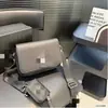 Nova bolsa tiracolo masculina 2026, com um design simples de aba, leve, adequada para viagens de negócios, moderna, versátil e feita de couro de cor sólida