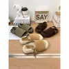 Nuevas Zapatillas de Felpa para Exteriores de Algodón 2026 para Mujer, Sandalias de Punta Abierta, Otoño, Correa Trasera Peluda de Suela Gruesa, Color Marrón Camello