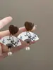 Pendientes Antiguos de Tinta China y Tinta Nuevos Diseño para Mujer Sentido de Diseño Pendientes de Alto Nivel Nuevo Estilo 2024 Pendientes de Celebridad de Internet Pendientes
