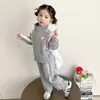 Conjunto casual de otoño para niñas con estampado de corazones, nuevo conjunto de dos piezas de moda para niños pequeños, con chaqueta con cremallera y cuello alto y pantalones largos