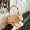 Bolso pequeño cuadrado nuevo y elegante para mujer, un bolso de hombro y bolso cruzado elegante y versátil con un toque de alta gama
