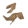 Estas impresionantes botas nuevas de otoño e invierno, de punta fina y caña recta, son increíblemente populares y hermosas.. Son botas largas con un diseño plisado y fruncido.
