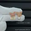 25 Nuevos Aretes Dior Pig Nose con Diamantes Perla Letra Cd Corazón Mariposa Moño Aretes de Botón de Moda Accesorios