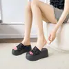 Pantuflas de suela gruesa con 8 cm de altura para mujer, para uso exterior en verano, sandalias de plataforma de moda nuevo estilo 2026 para combinar con faldas, zapatos de playa