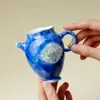 Jarra de Cerâmica Criativa para Compartilhar Chá com Design de Janela e Alça, Apresentando um Padrão de Floresta e Pinheiro em Azul e Verde, Adequada para Conjuntos de Chá Kung Fu