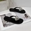 Nuevas chanclas planas antideslizantes de suela blanda para mujer, nuevo estilo 2026, sandalias de dedo para exteriores y playa para mujer