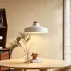 Lámpara colgante minimalista nórdica de un solo cabezal, con detalles en madera natural, adecuada para barras de bar, mesas de comedor, salones de té, estudios y para crear una atmósfera relajante en espacios de estar.