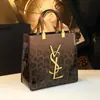 Bolsa de Couro para Mãe 2026 Novo Modelo Versátil Couro Envernizado Estampa de Leopardo Elegante Grande Capacidade Bolsa Tote de Mão para Mulheres de Meia-Idade