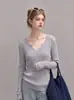 Este principio de otoño, una camiseta de manga larga con cuello en V es imprescindible. Es una prenda elegante y favorecedora para mujer, un nuevo diseño 2026 que estiliza y tiene una estética inspirada en Corea.