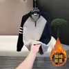 Nova moda masculina de outono, moletom versátil com blocos de cor, zíper parcial e gola alta, com toque de alta qualidade, camiseta básica confortável de manga raglan