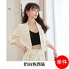Conjunto de Terno Branco para Mulheres 2024 Primavera Novo Estilo Elegante e de Alta Qualidade Blazer Curto Estilo Chanel para Figuras Baixas Primavera e Outono
