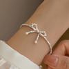 Collar de pulsera con lazo de plata roto para mujer, cadena de clavícula corta que combina con todo, estilo moderno y de alta gama.