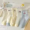 Meias de Animais Cartoon Fofas Cor Creme Novo Estilo Primavera e Verão para Mulheres, Meio da Panturrilha, Modernas, Respiráveis, Absorventes de Suor, Versáteis, Estilo Casual