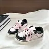 Tênis feminino de sola grossa, nova coleção primavera/outono 2026, tênis brancos com design color-block, sapatos casuais com cadarço, que aumentam a altura, versáteis, tênis da moda para estudantes