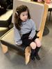 Conjunto de Roupa de Outono para Meninas 2026 Novo Estilo Camisa com Gola de Boneca Infantil Cardigã de Tricô da Moda Shorts Pretos Tendência