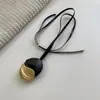 Colar com Pingente de Ébano Novo Outono e Inverno Design de Nicho Elegante de Alta Qualidade Versátil Corda de Couro Corrente Longa para Suéter