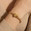 Pulsera Abierta Retorcible de Tubo de Alambre Suave con Forma de Corazón Geométrico Europeo y Americano Acero Inoxidable Chapado en Oro Real de 18K Joyería Versátil Transfronteriza