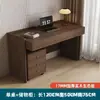 Escritorio moderno minimalista de bloques de color, con una gran superficie blanca y marrón con un diseño de doble cajón, combinado con un gabinete lateral, ideal como escritorio de computadora para dormitorio
