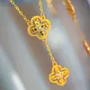 Collar de cobre bañado en oro vietnamita con diseño floral calado, salpicado de diamantes y diseño de trébol de cuatro hojas, un regalo para novia, al por mayor