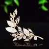 Broche Folha Olho de Gato Moderno e Exquisito com Toque de Luxo, Elegante Acessório Broche com Design de Zircônia Microincrustada