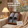 Nuevos estilos de otoño e invierno de pantuflas de algodón para hombres de mediana edad y ancianos, con suelas gruesas, diseño antideslizante y forro de felpa para abrigar, perfectas como regalo para que los padres las usen en casa. También disponible en estilos para mujer