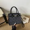 Bolsa Transversal de Ombro Grande Capacidade Estilo Novo 2026 Design da Moda com Estampa de Letras Europeias e Americanas para Mulheres