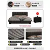 Cama estilo italiano em couro preto com estofamento segmentado em listras verticais, apresentando acabamento em couro Nappa, bordas niveladas e uma estrutura de piso, adequada para o quarto principal ou secundário