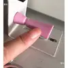 Máquina de Alta Velocidad para Piezas de Computadora Sensor Infrarrojo Perla Cerámica Dispositivo de Tensión Cortador de Hilo Taza de Cera Guía de Hilo Máquina de Enhebrado Inverso Cepillado Inverso