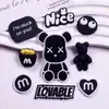 Muñeco de oso violento sentado accesorios de goma blanda oso blanco y negro zapatillas con agujeros decoraciones funda de teléfono móvil refrigerador parche DIY
