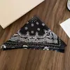 Un Pañuelo Cuadrado Multiusos, Diadema, Collar, Personalizado, Accesorios para el Cabello de Moda y Versátiles, Joyería de Alto Nivel de Temperamento para Mujer al por Mayor