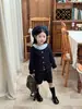 Coleção Outono 2026 Estilo Coreano Roupas Infantis: Camisa Xadrez Bordada com Gola Boneca para Meninas, Jaqueta, Cardigã, Shorts de Veludo