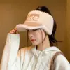 Novo Chapéu Viseira de Tricô Outono e Inverno para Mulheres, Boné de Beisebol de Pelúcia com Letras da Moda, Proteção Térmica para Orelhas em Ciclismo ao Ar Livre