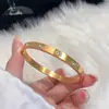 Pulsera de Hebilla de Diez Diamantes de Lujo Ligero Diseño Ovalado de Cobre Chapado en Oro Pulsera de Estilo Genial Incrustada con Circonita Joyería para Mujer