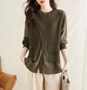 Camisa de Manga Longa com Gola Redonda para Mulheres Primavera e Outono Nova Malha Spliced Loose Falsa de Duas Peças com Design Estilo Ocidental Top de Nicho